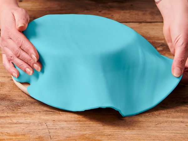 Ausgerollte Fondantdecke FunCakes Baby Blau 450g – Bild 2